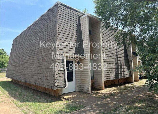 Building Photo - * * * $500 Move-in Special!!! * * * Cute Townhouse in the Heart of Norman, just minutes from OU! ...