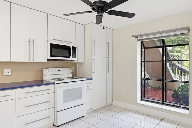 Foto del edificio - 3242 Perimeter Dr