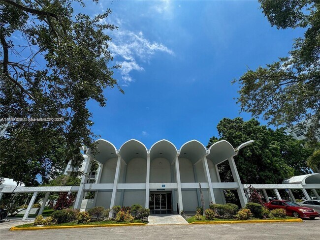 Foto del edificio - 484 NW 165th St