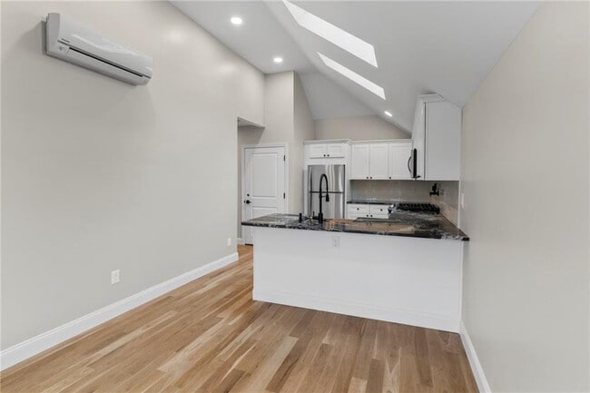 Foto del edificio - 376 Arnolds Neck Dr