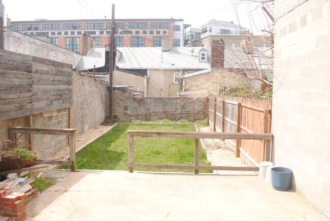 Building Photo - 316 S Eden St