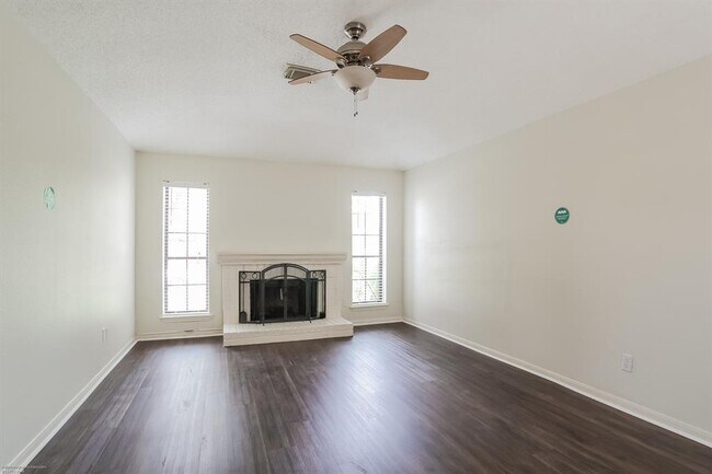 Foto del edificio - 18515 Denise Dale Ln
