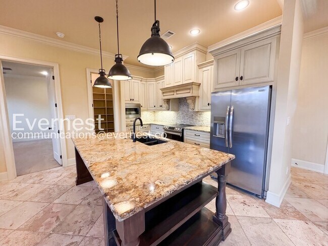 Foto del edificio - 3 Bed/2 Bath Home with Fenced Yard & Garage / Pet-Friendly / Available Now!
