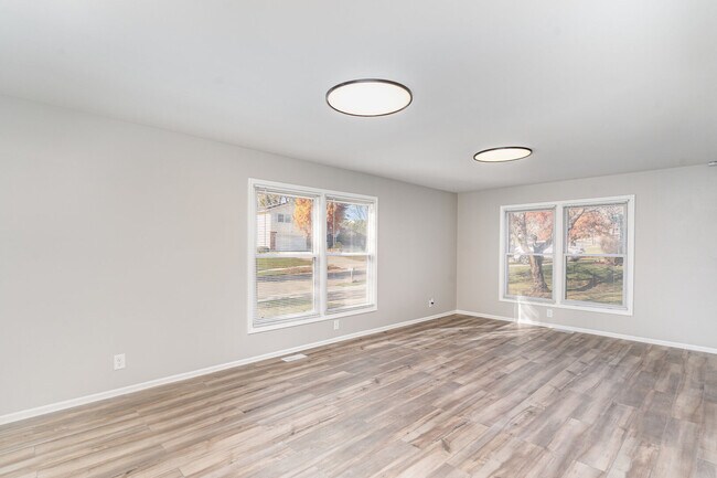 Foto del edificio - 355 Crestwood Ct