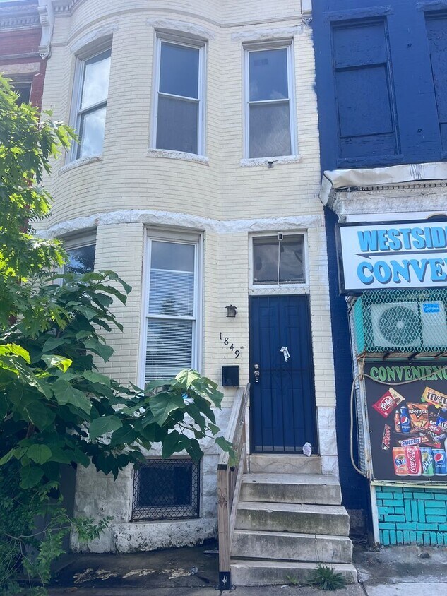 Foto principal - Spacious 4-Bedroom + Bonus Room, 1.5-Bath ...