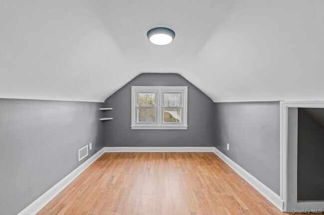 Foto del edificio - 218 Islip Blvd