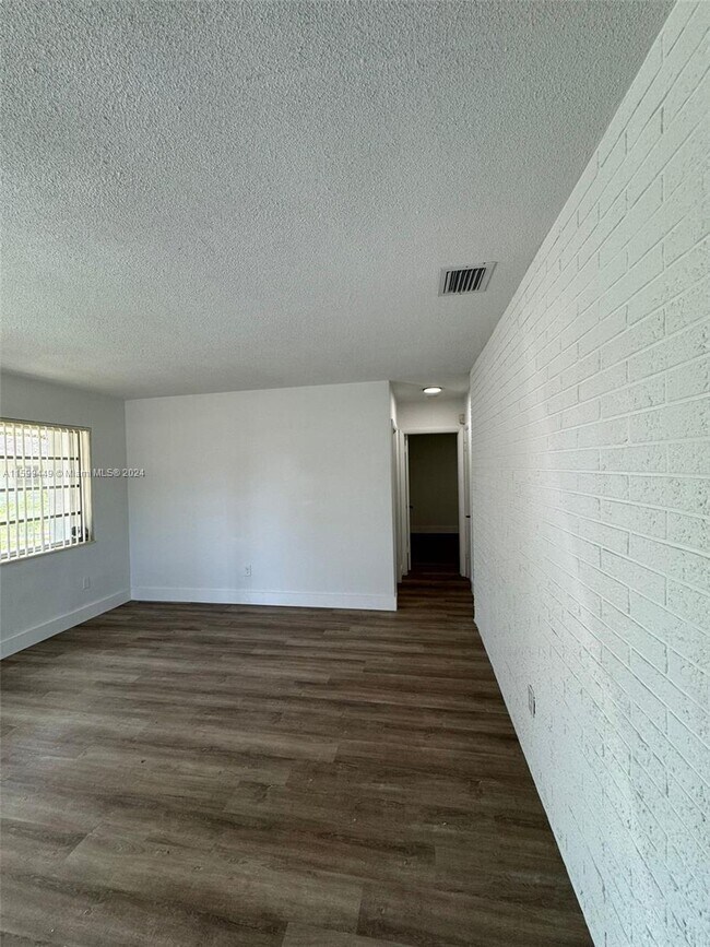 Foto del edificio - 1373 NE 146th St