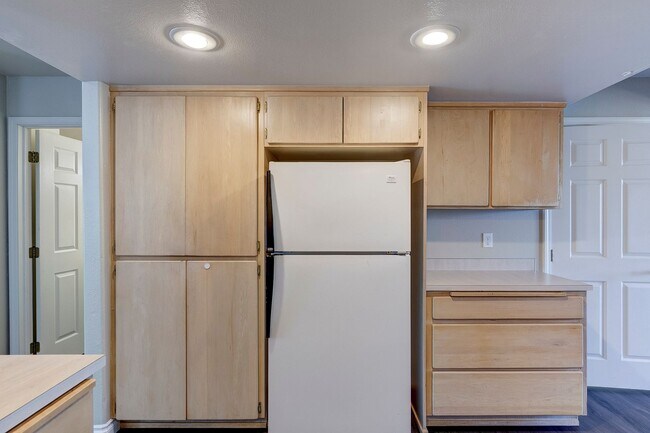Foto del edificio - 2 Bed 1 Bath Condo with an Office!