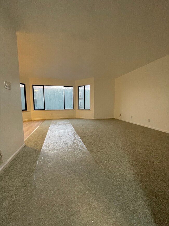 Building Photo - Nice One Bedroom/One Bathroom Unit, Close ...