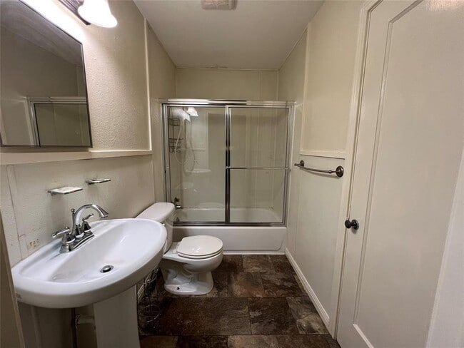 Building Photo - 604 W 11th St