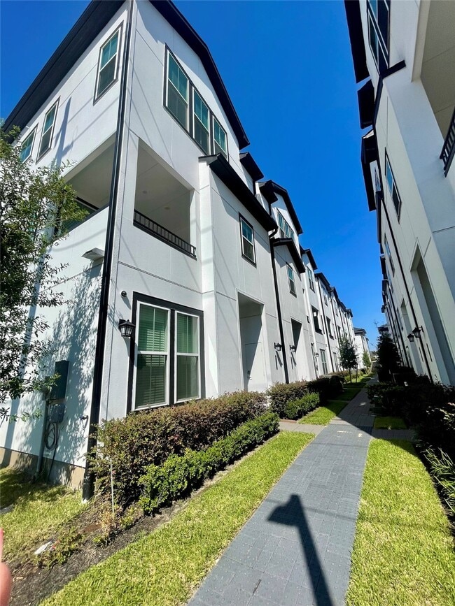 Building Photo - 2718 Grand Fountains Dr