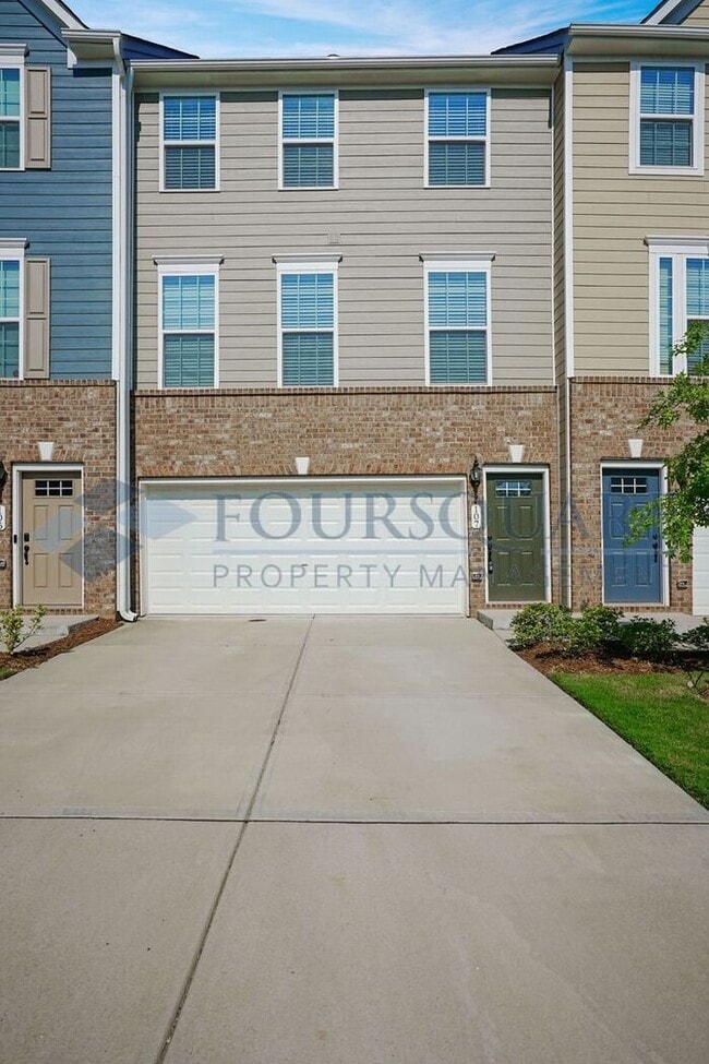 Foto del edificio - Spacious 3-Story Townhome with Bonus Suite & 2-Car Garage – In the Heart of RTP