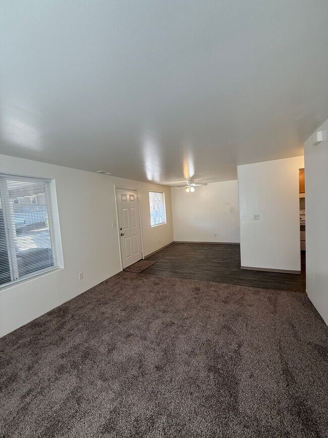 Foto del edificio - 756 N Riverside Ave