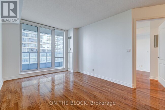 Photo du bâtiment - 33 Elm Dr W