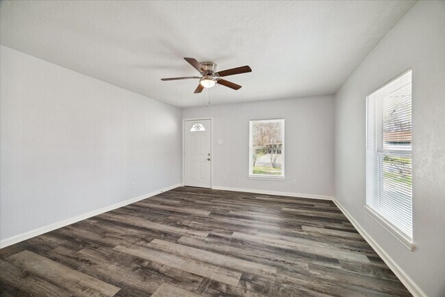 Foto del edificio - 705 Westshire Dr