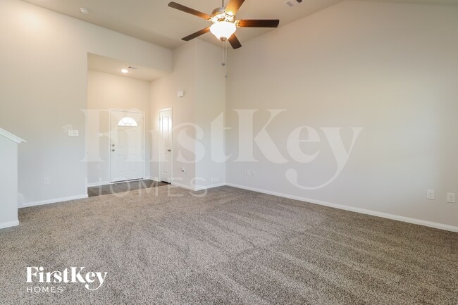 Building Photo - 14725 Country Club Dr