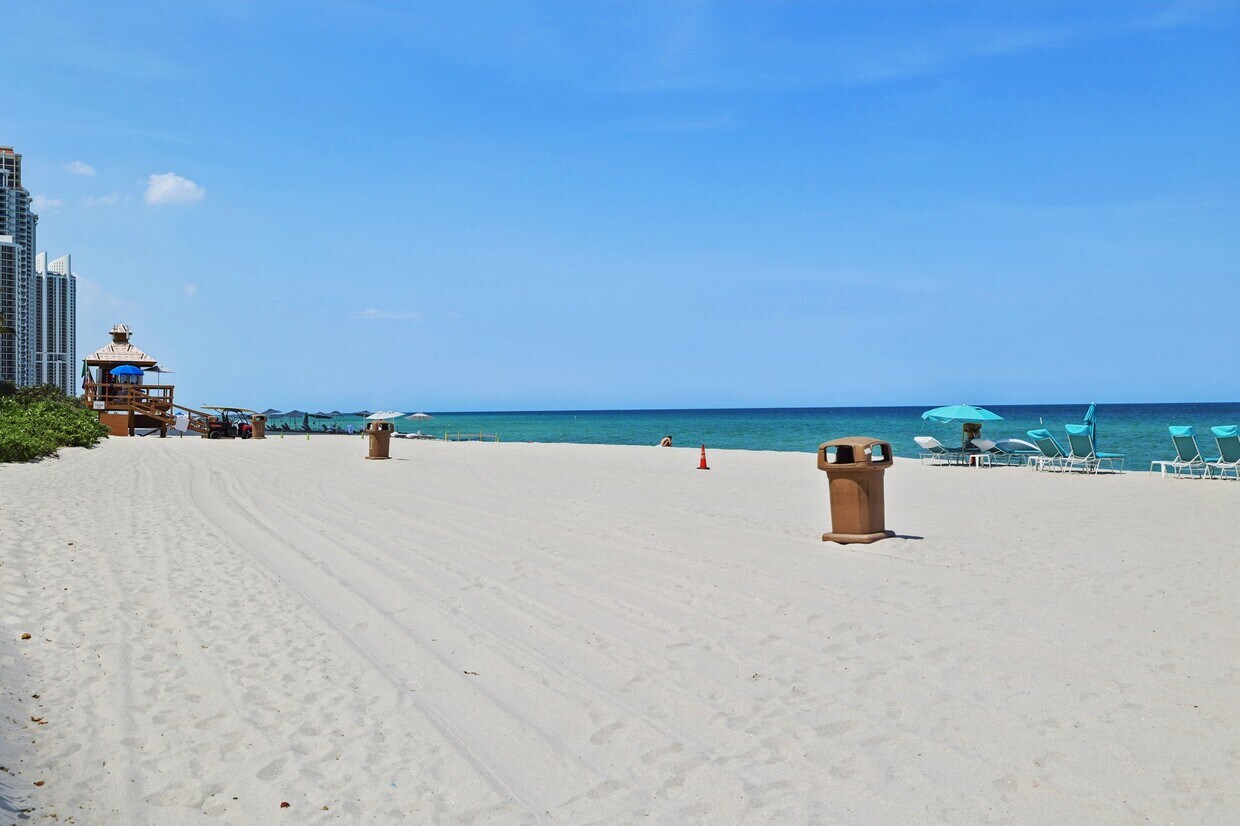 Foto principal - 16711 Collins Ave