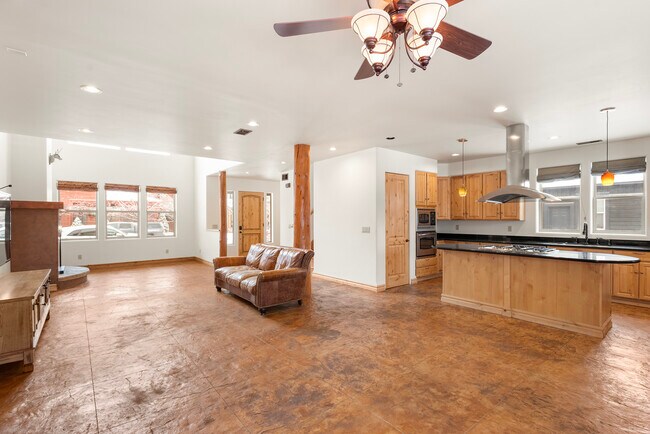 Foto del edificio - 211 Juniper Ct