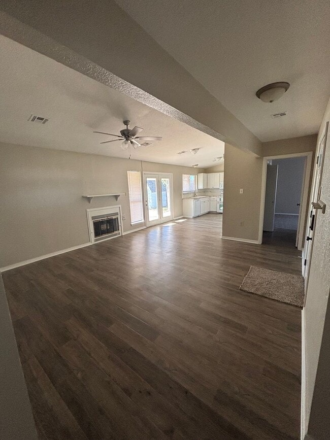 Foto del edificio - Beautifully remodeled with new paint, floo...