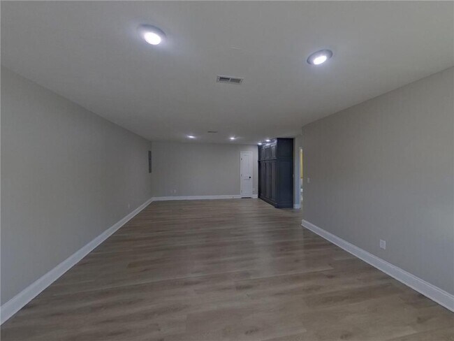 Building Photo - 606 Lincoln Dr NE