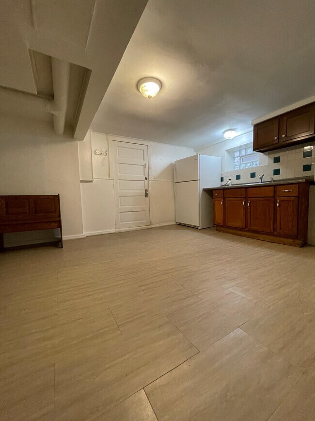 Building Photo - 5054 W Newport Ave