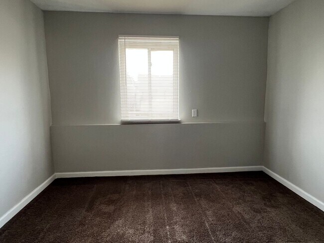 Building Photo - East Ridge Apartments - Remodeled 2 bedroom unit