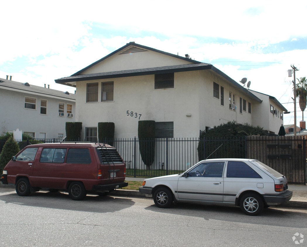 Primary Photo - 5837 Whitnall Hwy
