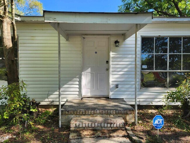 Building Photo - 2759 Village Green Dr