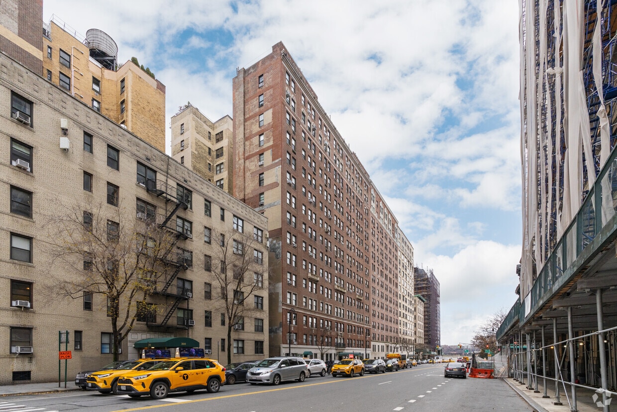 Primary Photo - 310 W 72nd St