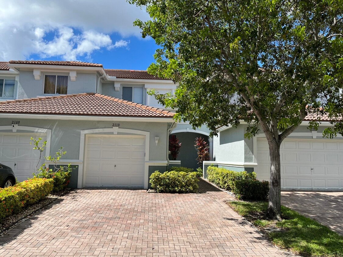 2110 Oakmont Dr, Riviera Beach, FL 33404 Townhome Rentals in Riviera Beach FL