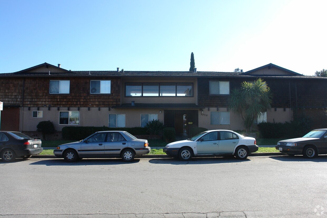 Building Photo - 1070 Oakmont Dr