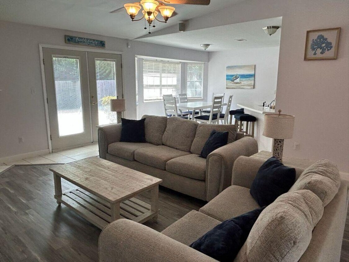 Foto principal - 406 Shorewood Cir