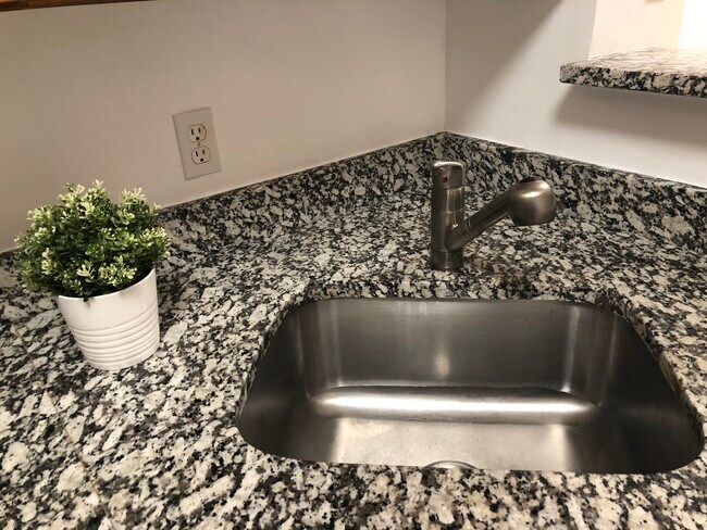 Foto del edificio - 2201 Westcourt Ln