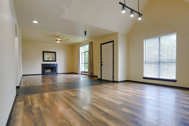 Building Photo - Modern 3BR/2BA Home in Jenks School Distri...