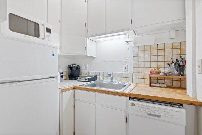Foto del edificio - 1 Bed, 1 Bath Ground Floor Unit in Incredible Location w/ Flexible Lease Terms