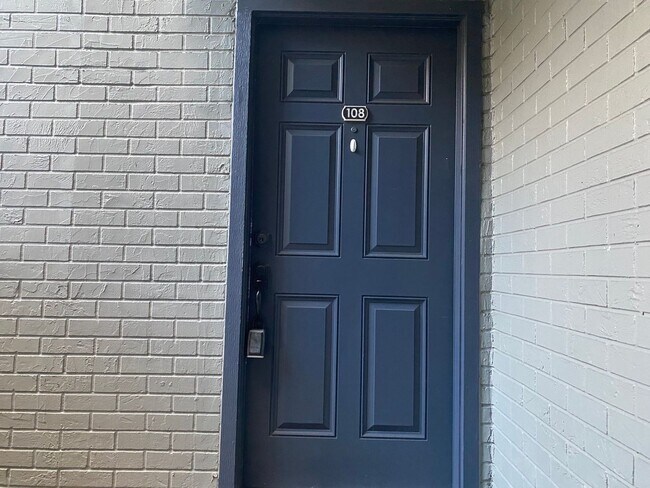 Building Photo - ** Move in Special HALF off your first months rent** FABULOUS 2 Bedroom/1 Bath Condo!!