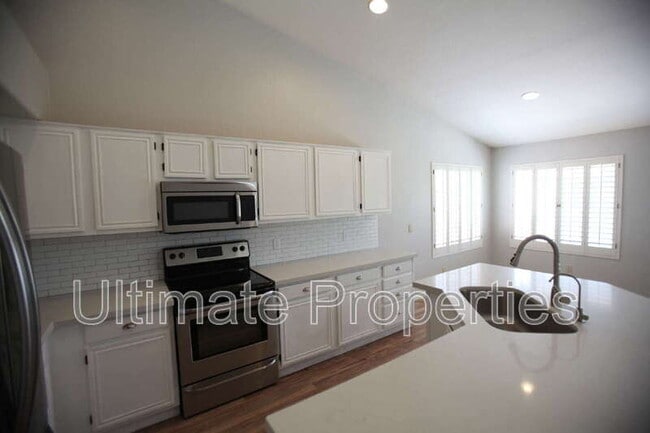 Building Photo - 7439 W Via Del Sol Dr