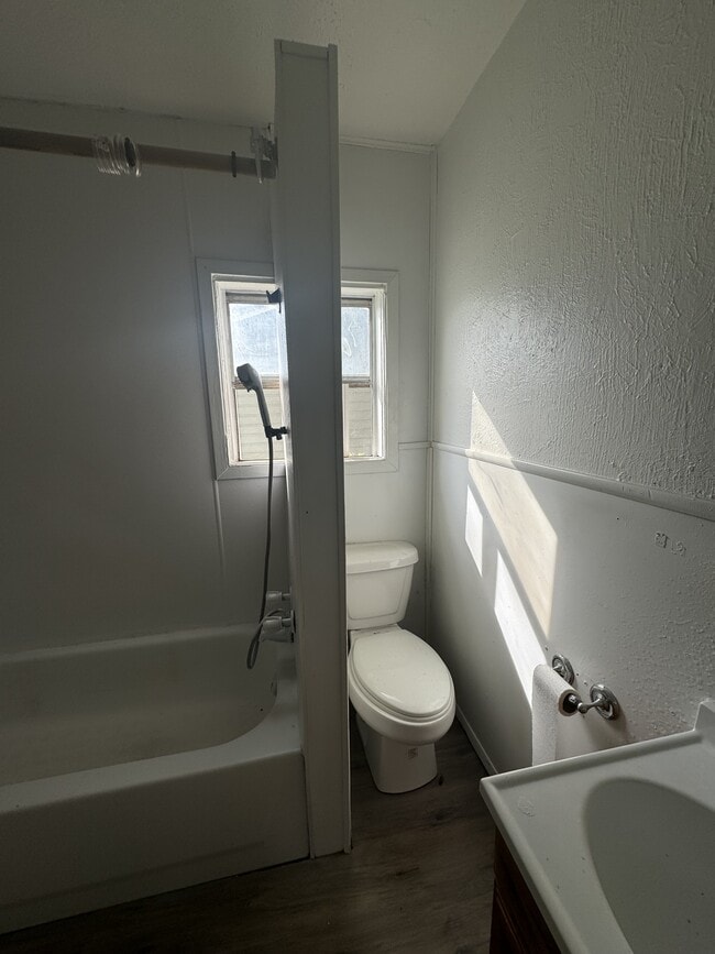 Building Photo - 1002 E Pearl St