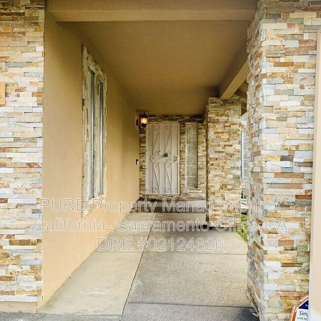 Building Photo - 5004 Hidden Meadow Way