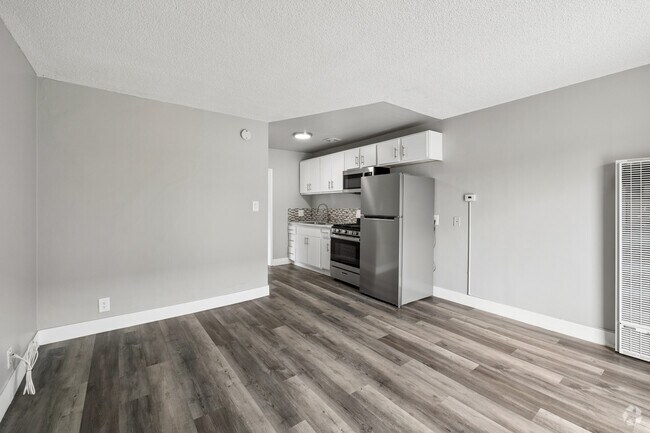1 dormitorio, 1 baño - 500 pies cuadrados - Sala de estar - 4028 W. 137th Street