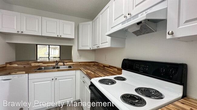 Building Photo - 3 br, 2.5 bath House - 563 E. Graham Pl