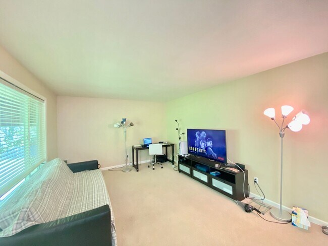 Building Photo - Bellevue Condo!!!