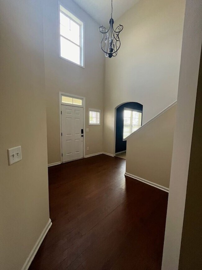 Foto del edificio - 124 Long Pond Dr