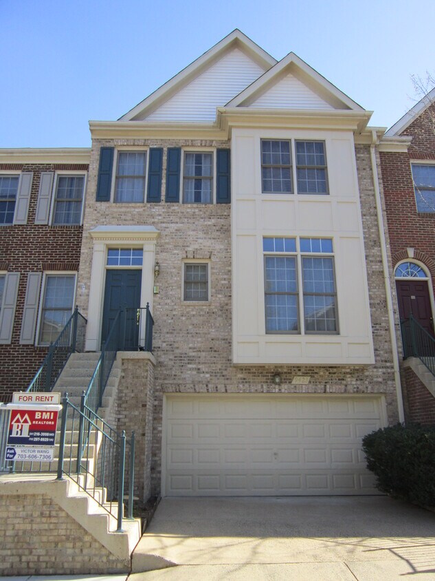 9423 Van Arsdale Dr, Vienna, VA 22181 Townhome Rentals in Vienna VA