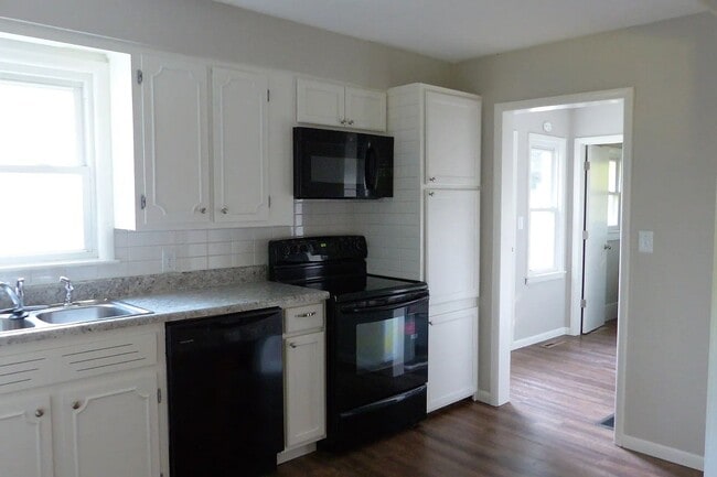 Building Photo - Charming 3 Bedroom Home Available September 1