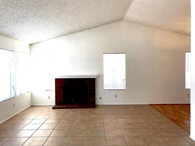 Building Photo - 37442 Starcrest St