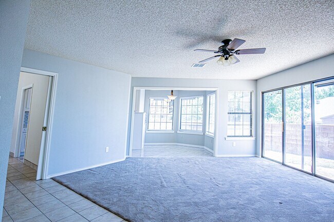 Foto del edificio - Beautiful 4 bedroom 2.5 bathroom