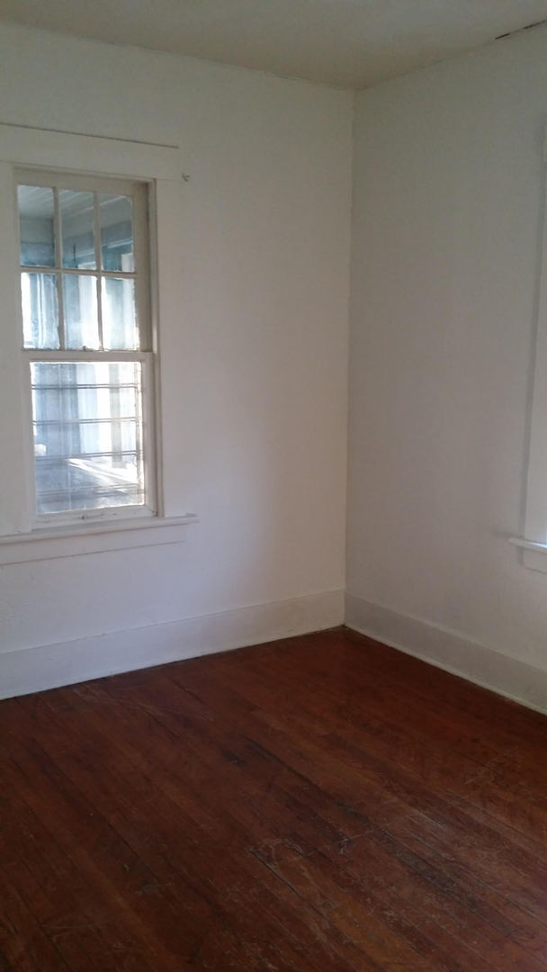Foto del edificio - 3 bedroom 1 bath house!