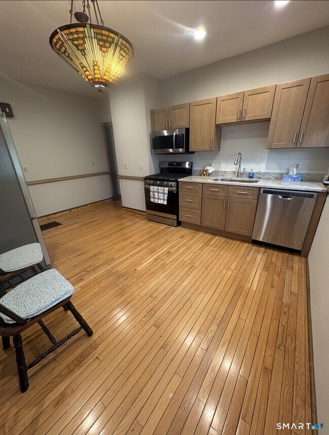 Foto del edificio - 74 Cottage Ave