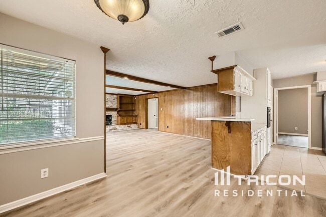 Building Photo - 16527 Pilgrims Cir